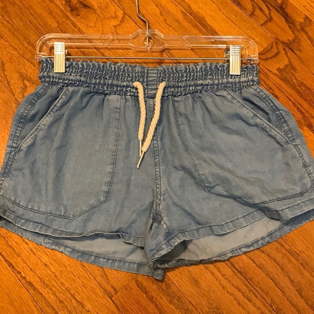 Love Tree Size Small elastic waist with drawstring & pocketed short shorts